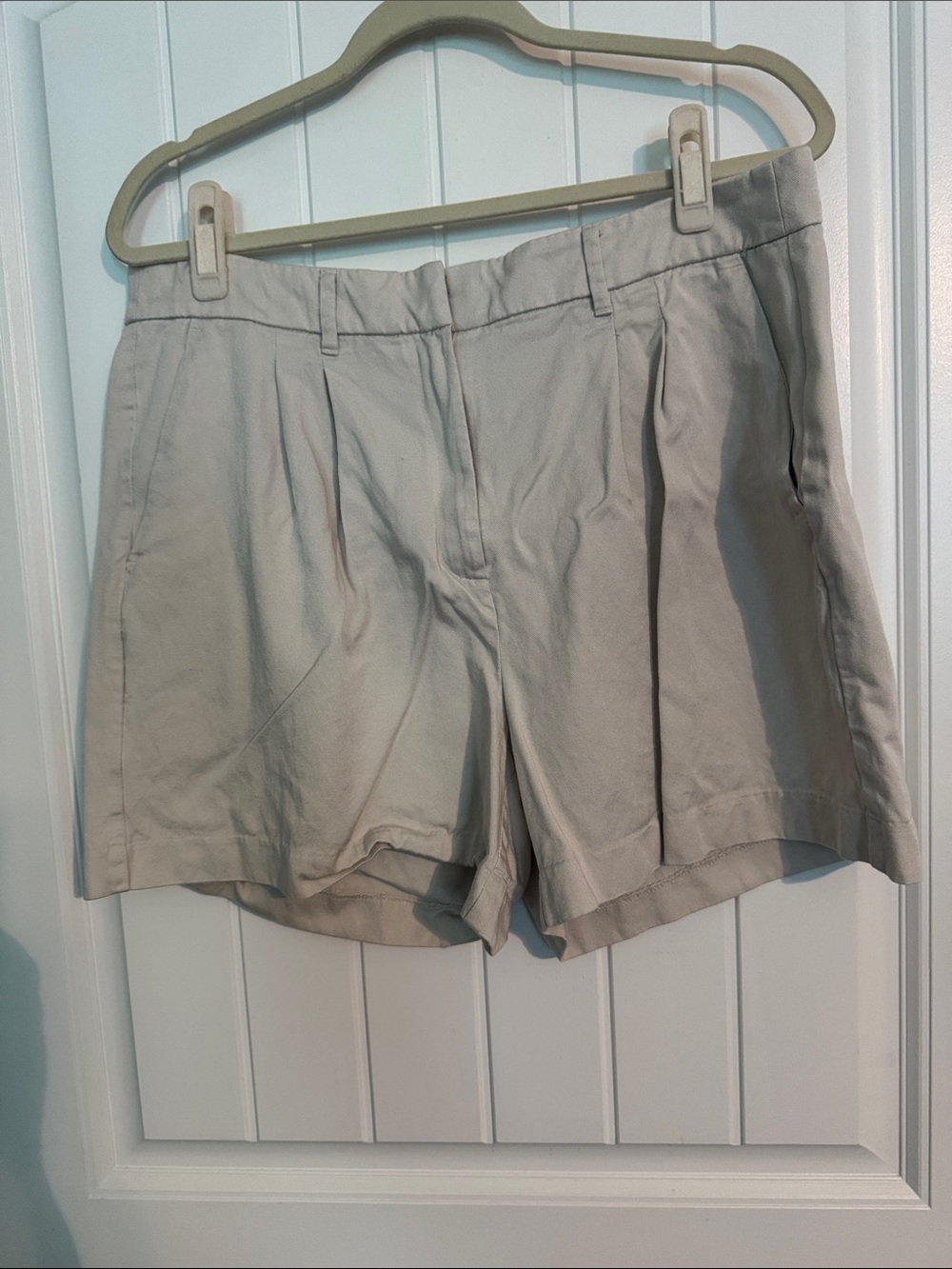 Old Navy Light Tan Pleated Women's Bermuda Shorts